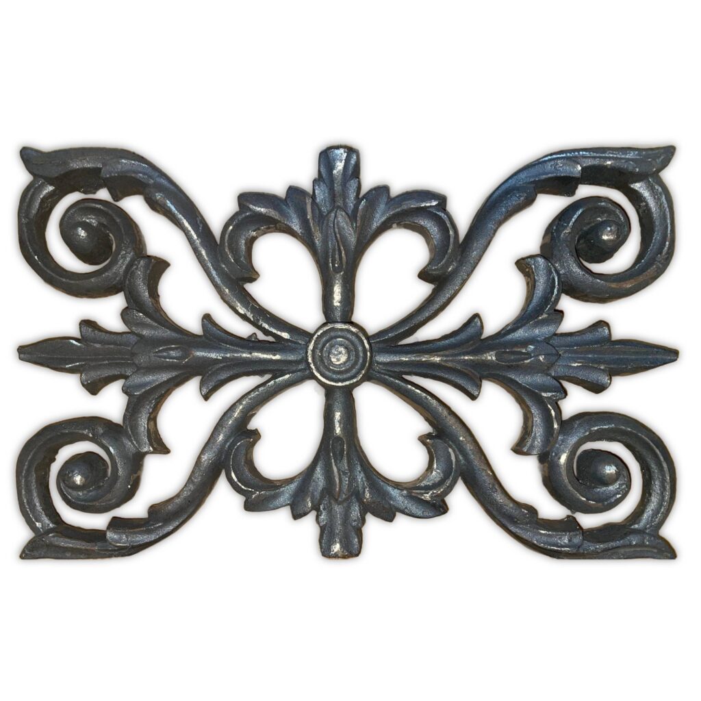 Met dit gietijzeren ornament haalt u een duurzaam en veelzijdig product in huis of tuin. Door het traditionele gietproces heeft elk rooster zijn eigen unieke uitstraling, perfect voor zowel functioneel als decoratief gebruik.
