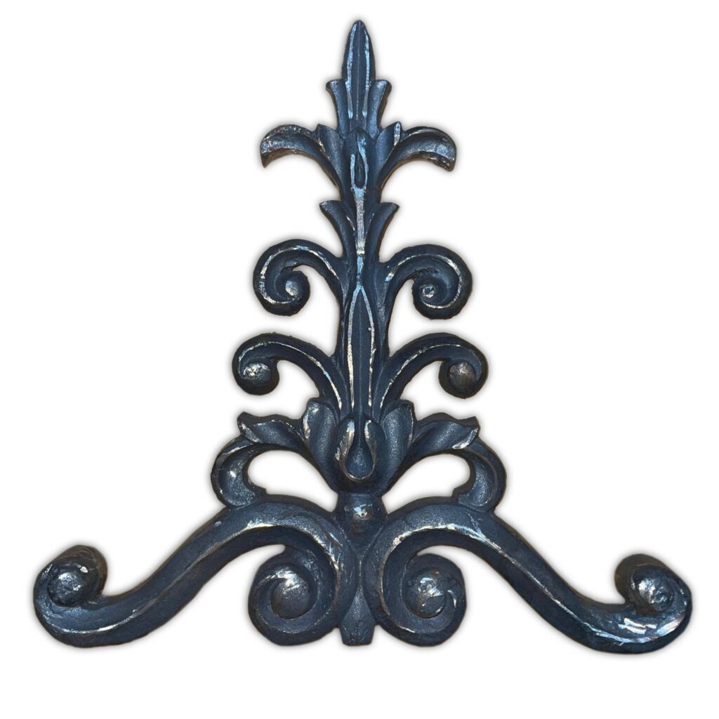 Met dit gietijzeren ornament haalt u een duurzaam en veelzijdig product in huis of tuin. Door het traditionele gietproces heeft elk rooster zijn eigen unieke uitstraling, perfect voor zowel functioneel als decoratief gebruik.