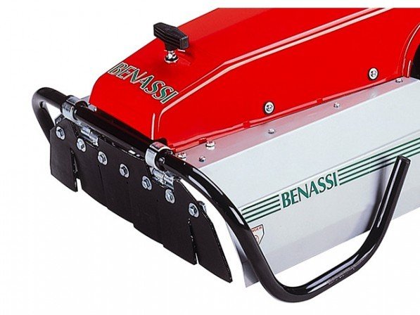 Close-up van de Onstruiker 55 cm met Benassi logo