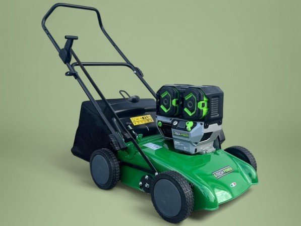 Veegmachine PICKY voor onderhoud van synthetisch gras met EGO Power+ accu motor