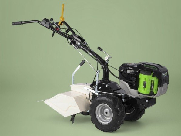 Tweewielige trekker met bakfrees met EGO Power+ 56V accu motor in driekwart aanzicht