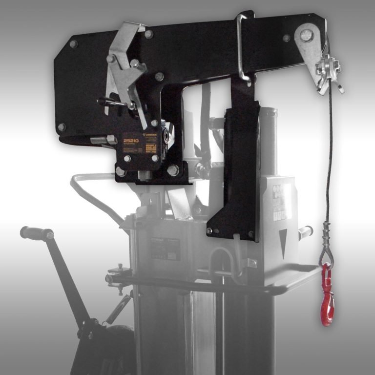 Hydraulische lier Jansen TSW-500 gemonteerd op een houtklover Jansen