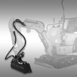 Hydraulische kantelbak voor minigraver Jansen MB-800 gemonteerd op een minigraver