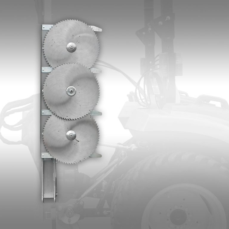Jansen AS-400K snoeizaag bevestigd aan een tractor, met drie zaagbladen voor het snoeien van takken.