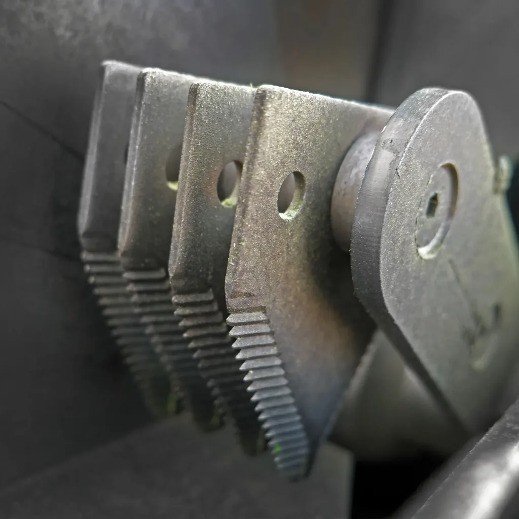 Close-up van de messen in het snijwerk van de Jansen GTS-1000pro