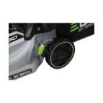 Detail van de ZELFRIJDENDE GRASMAAIER 47 CM (KIT) met focus op het wiel en de hoogteverstelling.