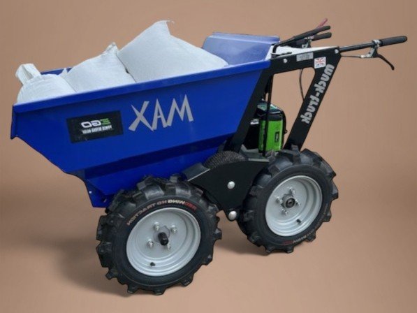 MAX-TRUCK EGO elektrische kruiwagen met EGO Power+ 56V accu motor, beladen met zakken