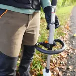 Persoon gebruikt de KMA 120 R CombiMotor met een opzetstuk