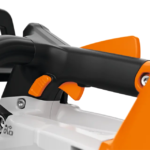 Close-up van de handgreep van de STIHL MSA 190 T motorzaag