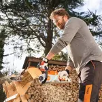 Man zaagt hout met MSA 70 C-B kettingzaag