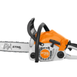 Stihl MS 162 motorzaag op een witte achtergrond