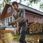 Man zaagt hout met een Stihl MS 162 kettingzaag