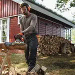 Man zaagt hout met MS 182 C-BE kettingzaag