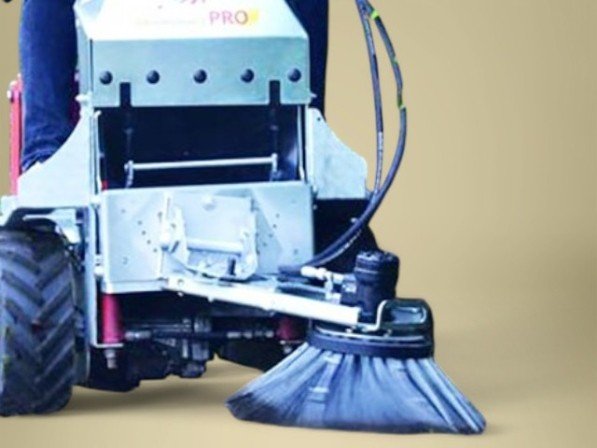 Detailopname van de zijdelingse onkruidborstel met een werkbreedte van 550 mm en staaldraad borstel.