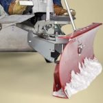 Sneeuwschuif hydraulisch verstelbaar in actie met sneeuw.