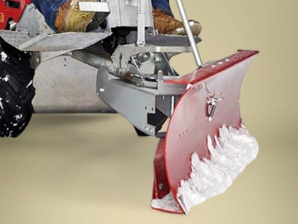 Sneeuwschuif hydraulisch verstelbaar in actie met sneeuw.