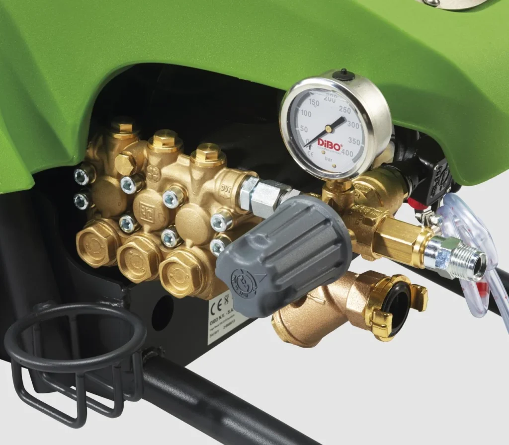 Hogedrukpomp van de ECN-S met manometer, drukregelventiel en wateringang