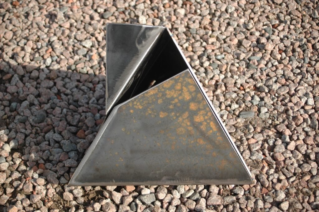 Piramide van metaal