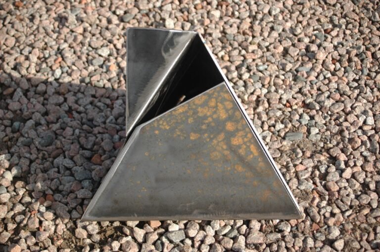 Dick_norg_metaal_kunstwerk_piramide
