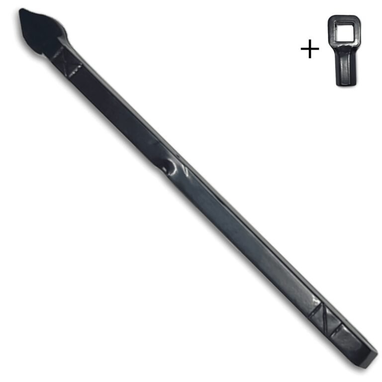 Hoofdaanzicht van een zwart, ambachtelijk gesmeed muuranker met een decoratieve punt en een vierkante sleutel of aansluitstuk in de rechterbovenhoek.