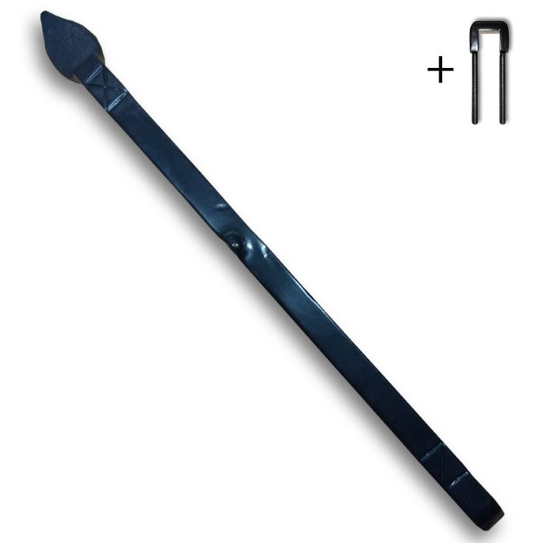 Zwart, ambachtelijk gesmeed muuranker met sierlijke punt en een losse U-beugel.