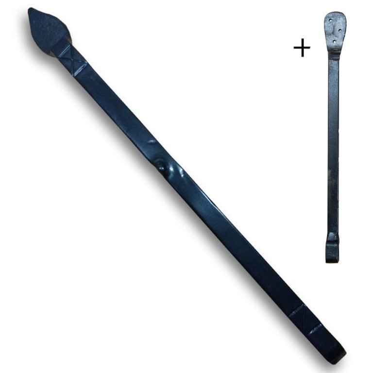 Een lange, donkere, ambachtelijk gesmede metalen staaf met een decoratieve, puntige speerpunt, onderdeel van een muuranker op een witte achtergrond.