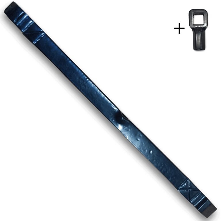 Een ambachtelijk gesmeed zwart muuranker van 20x400mm, met een functioneel opzetstuk met vierkante opening, gepresenteerd op een witte achtergrond.