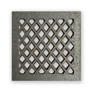Een vierkant ambachtelijk gietijzeren rooster met een donkergrijze afwerking en een open ruitpatroon in het midden, omringd door een stevige rand, gefotografeerd tegen een witte achtergrond.