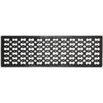 Hoofdaanzicht van een langwerpig, zwart ambachtelijk gietijzeren rooster met een ingewikkeld, open geometrisch patroon van in elkaar grijpende vormen, gepresenteerd op een witte achtergrond.