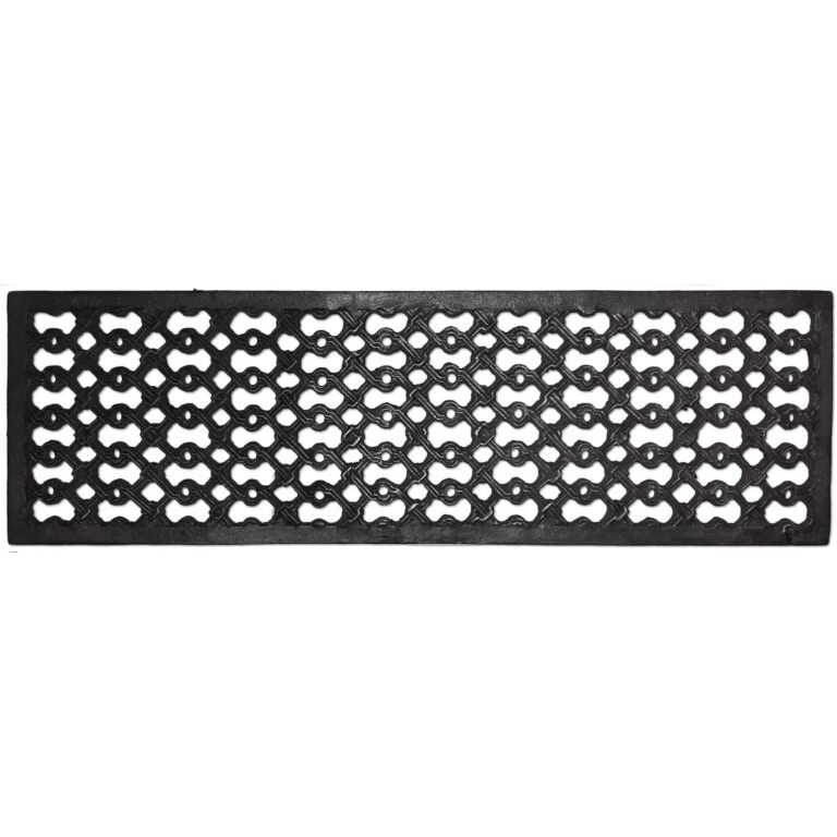Hoofdaanzicht van een langwerpig, zwart ambachtelijk gietijzeren rooster met een ingewikkeld, open geometrisch patroon van in elkaar grijpende vormen, gepresenteerd op een witte achtergrond.