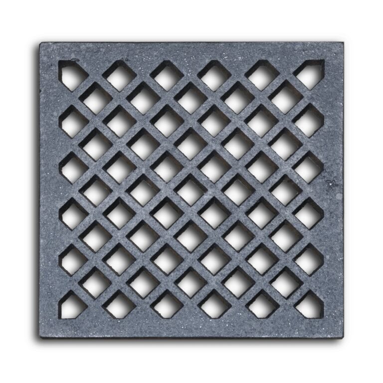 Bovenaanzicht van een vierkant, ambachtelijk gietijzeren rooster met een patroon van ruitvormige openingen, tegen een witte achtergrond met schaduw.