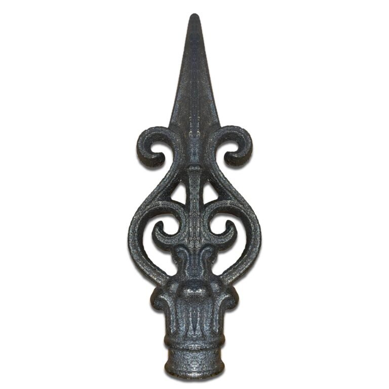 Gedetailleerd vooraanzicht van een authentiek gietijzeren ornament met een puntige bovenkant en sierlijke krullen, geïsoleerd op een witte achtergrond.