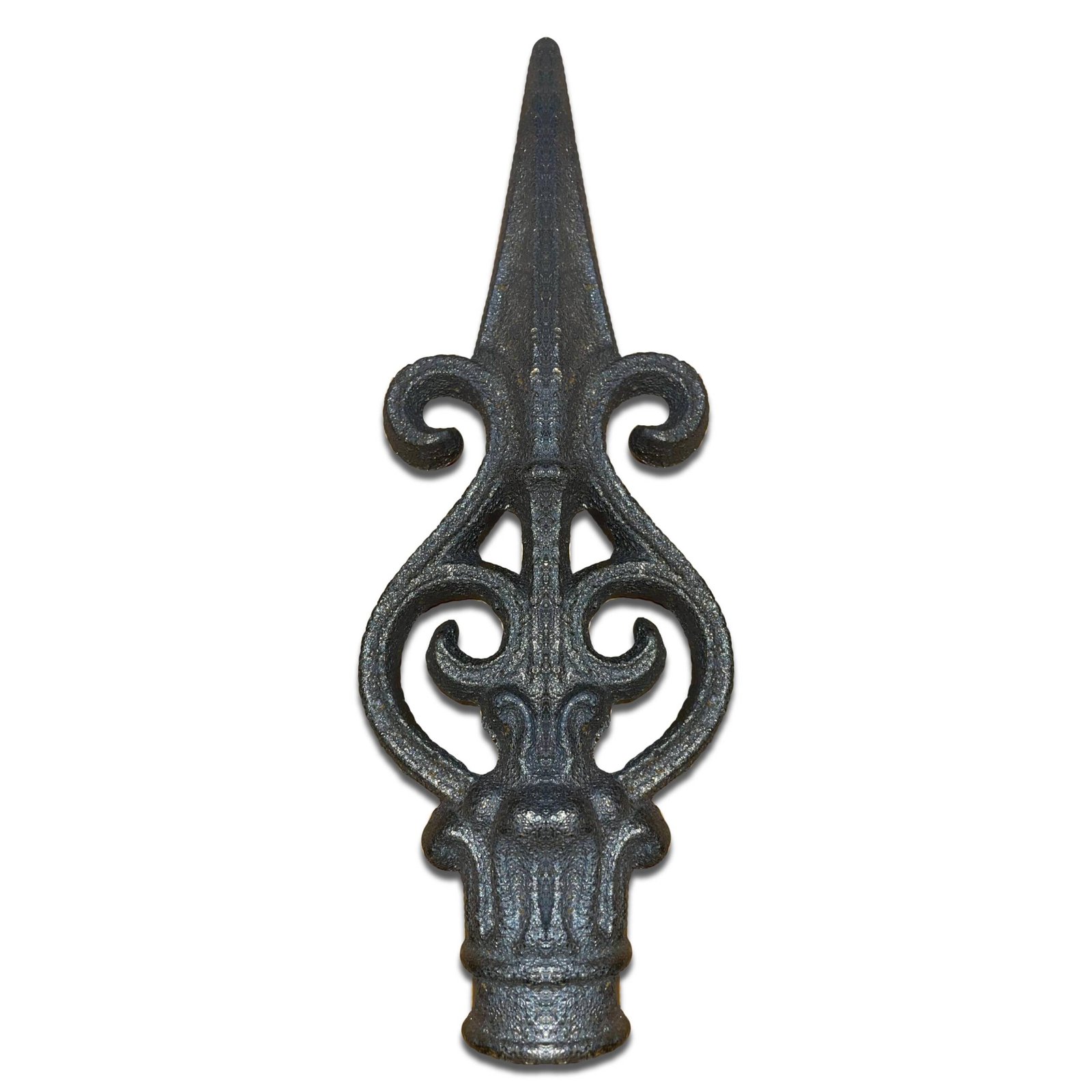 Gedetailleerd vooraanzicht van een authentiek gietijzeren ornament met een puntige bovenkant en sierlijke krullen, geïsoleerd op een witte achtergrond.