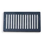 Een authentiek gietijzeren rooster, rechthoekig met verticale spleten, tegen een witte achtergrond.