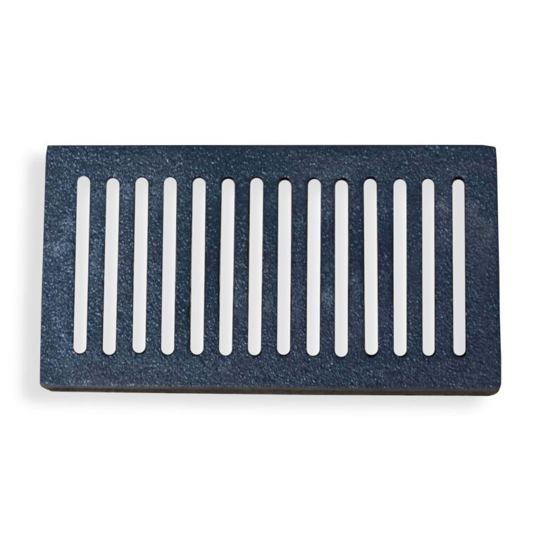 Een authentiek gietijzeren rooster, rechthoekig met verticale spleten, tegen een witte achtergrond.