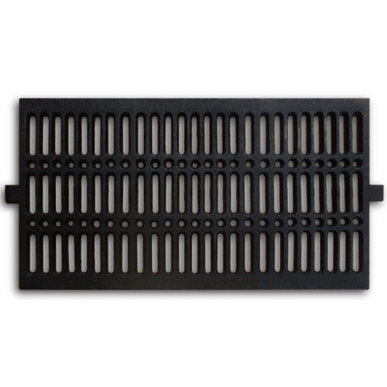 Zwart gietijzeren ventilatierooster met verticale sleuven en ronde gaten, rechthoekig van vorm.