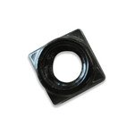 Een blanke, vierkante moer met een centraal rond gat, waarschijnlijk van donker metaal, tegen een witte achtergrond.