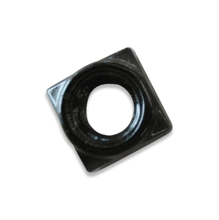 Een blanke, vierkante moer met een centraal rond gat, waarschijnlijk van donker metaal, tegen een witte achtergrond.