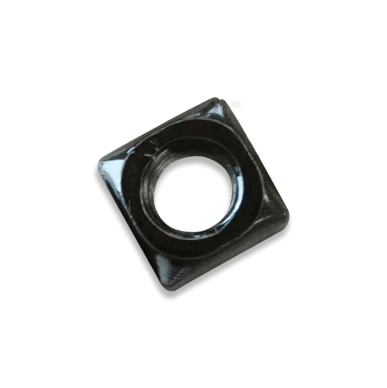 Een enkele zwarte, vierkante moer met een centraal rond, getapt gat, gefotografeerd op een witte achtergrond.