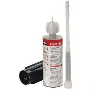 Een fles chemische mortel van het merk FIS V 150 C, een lange mengmond en een zwarte koker liggen op een witte achtergrond.