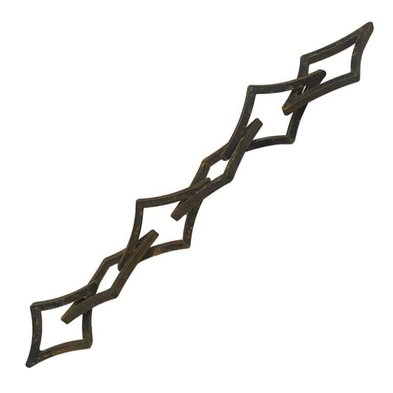 Een cortenstaal sierketting bestaande uit meerdere ruitvormige schakels, diagonaal geplaatst tegen een witte achtergrond.