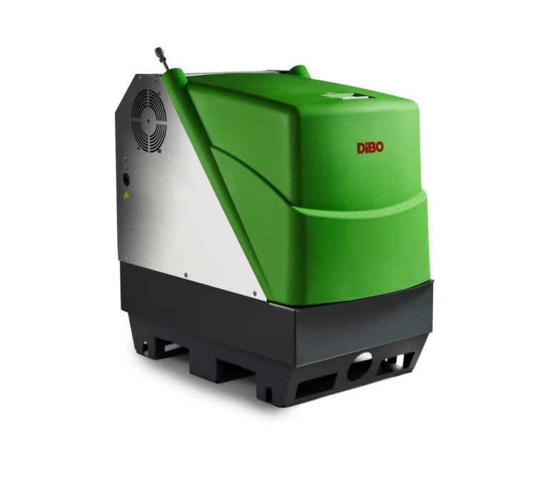 Dibo JMB-E 200/15 DE industriële hogedrukreiniger, gezien vanaf de linker voorkant. Het apparaat heeft een groene kap met rood 'DIBO' logo, een zilverkleurige metalen zijkant met een rond ventilatierooster en een gele waarschuwingsdriehoek, en een zwarte basis.