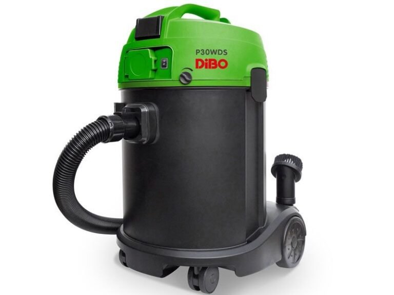 Een groene en zwarte Dibo P30WDS stof- en waterstofzuiger met slang en wielen, schuin van voren gezien op een witte achtergrond.