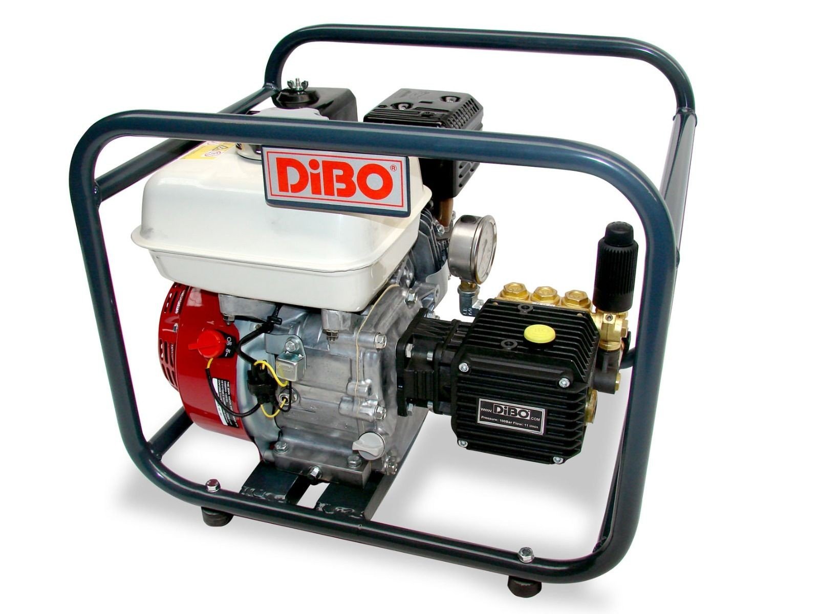 De DIBO PTL-S 150/11 benzine hogedrukreiniger, schuin van voren gezien, met een wit brandstoftankje, een rood motorblok en een zwarte hogedrukpomp, gemonteerd in een donkergrijs metalen frame.