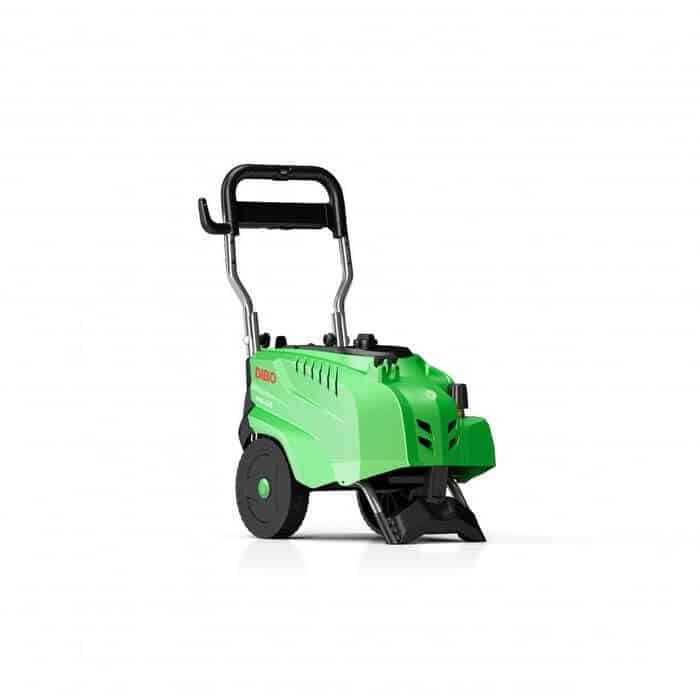 Een groene DiBO PW-C45 hogedrukreiniger met zwarte wielen en een zilverkleurig handvat, gepresenteerd vanuit een lichte hoek aan de voorkant.