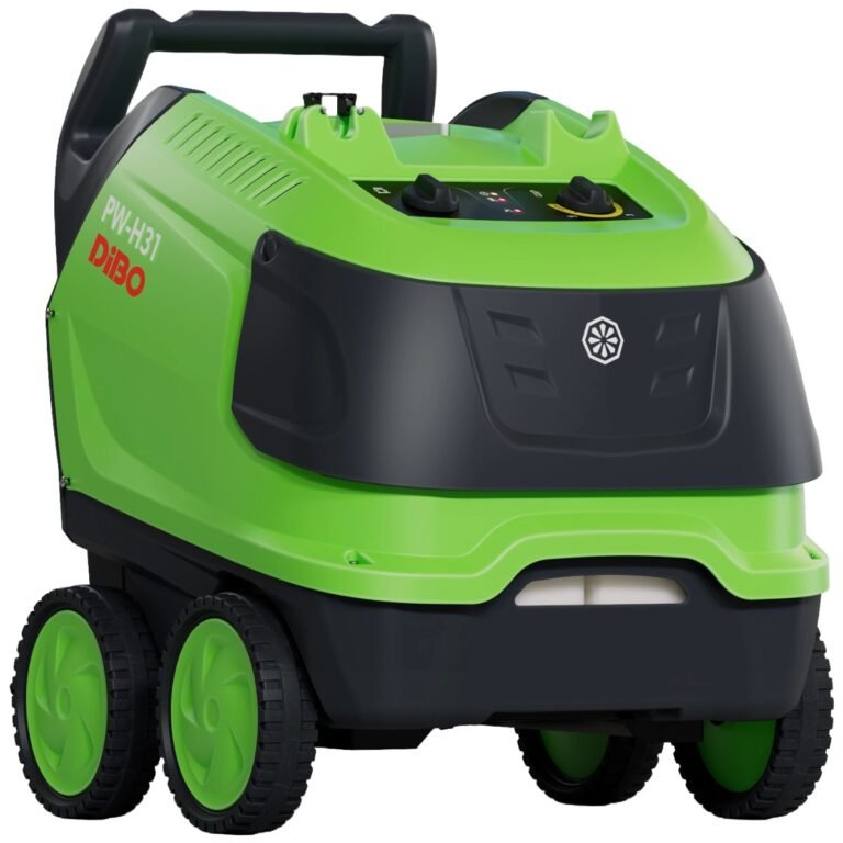 Een groene en zwarte DiBO PW-H31 warmwater hogedrukreiniger met acht groene wielen, gezien van voren en lichtelijk van rechtsboven.
