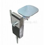 Fuxhaarambeeld A64351 standaard. Zilverkleurig metalen gereedschap met zwart aambeeld en puntige voet, en een horizontale, rechthoekige zilverkleurige plaat aan de bovenzijde.