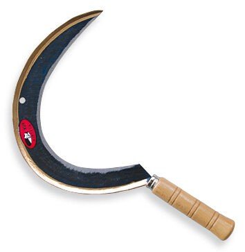 Een sikkel met een lang, gebogen zwart blad met een gouden rand en een houten handvat. Op het blad is een rood-wit rond logo zichtbaar.
