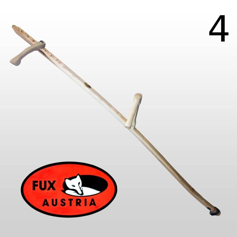 Een lange, lichtgekleurde houten zeisboom van Fux met twee gebogen handgrepen en het Fux Austria logo op een rode ovale achtergrond.