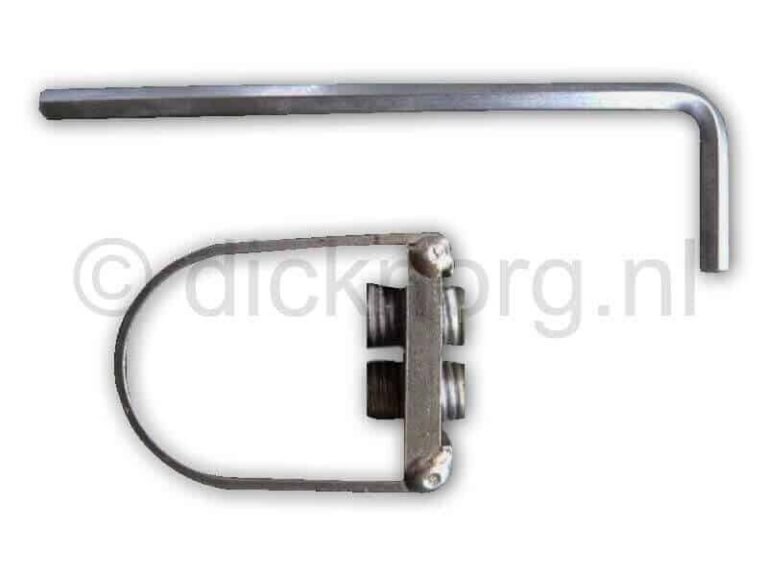 Detail van het linkeruiteinde van een zilverkleurige inbussleutel en de gebogen linkerzijde van een metalen beugel met watermerk.